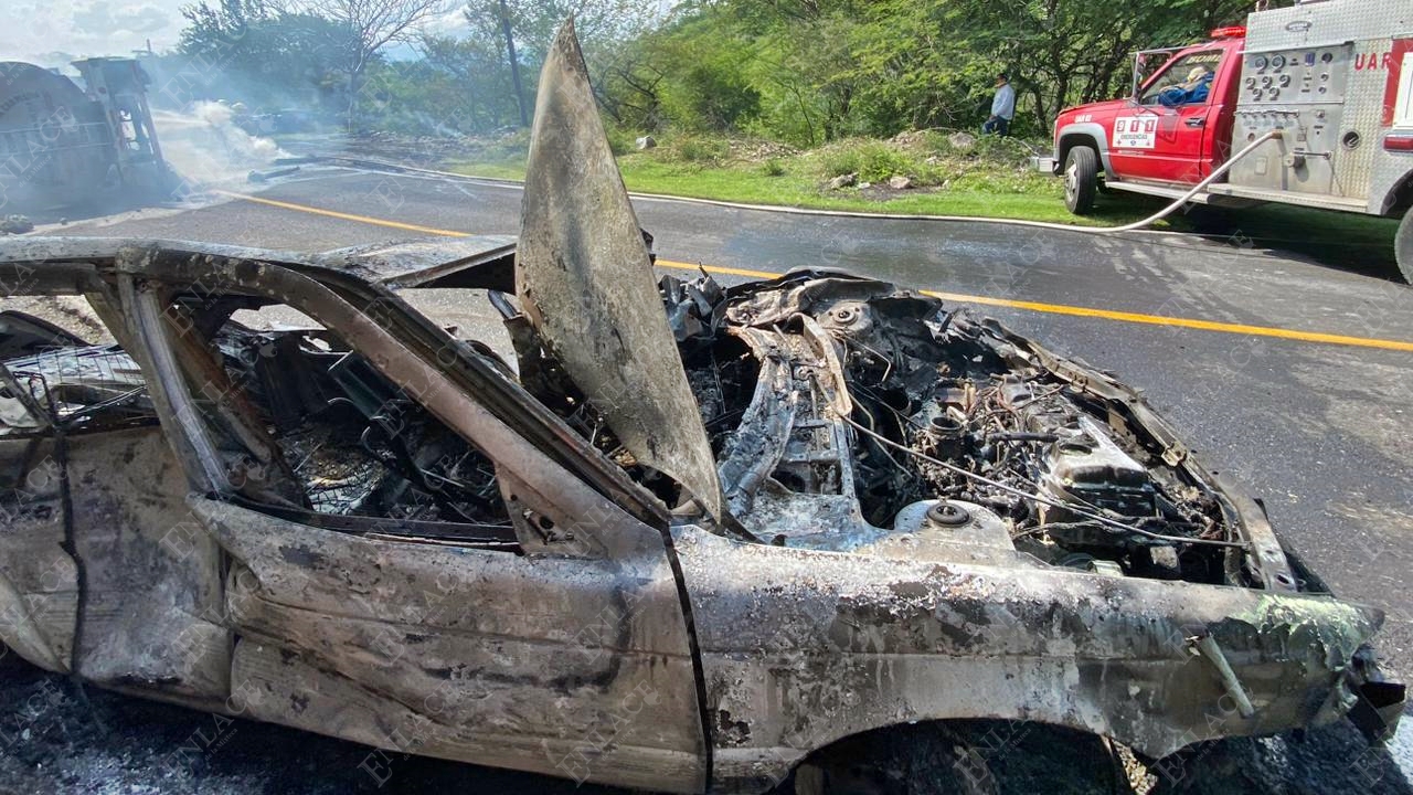 El vehículo compacto también quedó calcinado