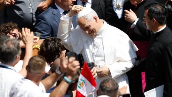 Guante golpea al Papa León XIV