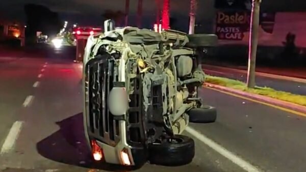 Camioneta vuelca en carretera