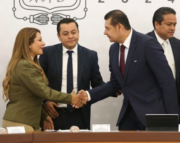 Lupita Bárcenas asiste a la Mañanera del gobernador Alejandro Armenta