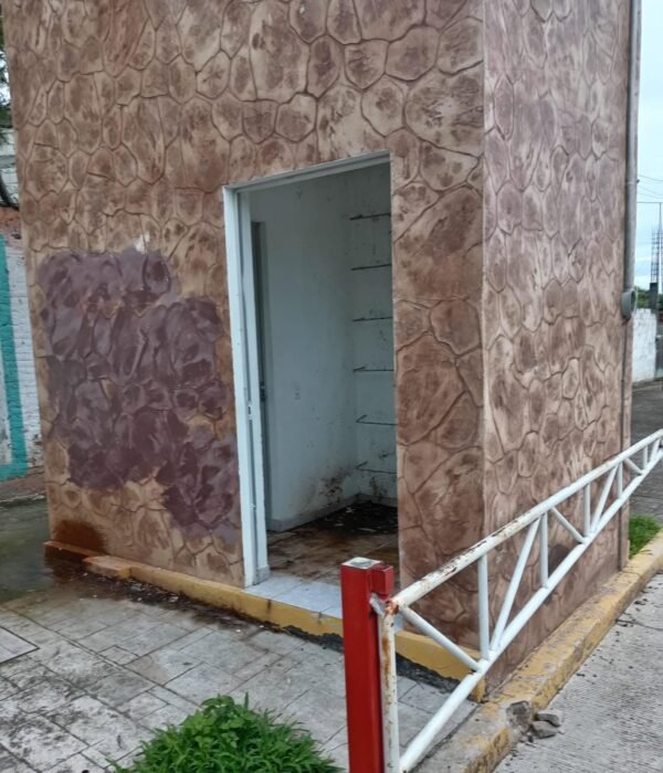 Módulo de seguridad vandalizado y sin uso en Calmeca