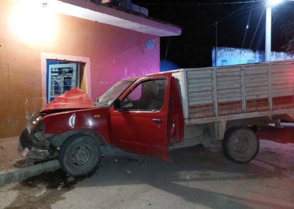 Roba camioneta y choca casa en Xochiltepec