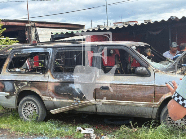 Auto se incendia por motivos desconocidos