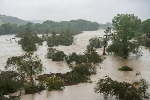 Inundaciones en Texas dejan desaparecidos