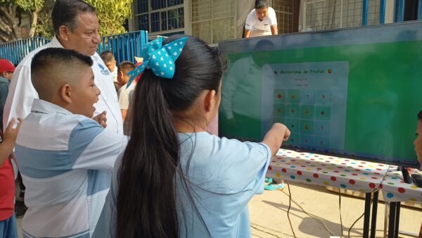 Estudiantes de Acatlán desarrollan videojuegos para fomentar buenos hábitos alimenticios en infantes