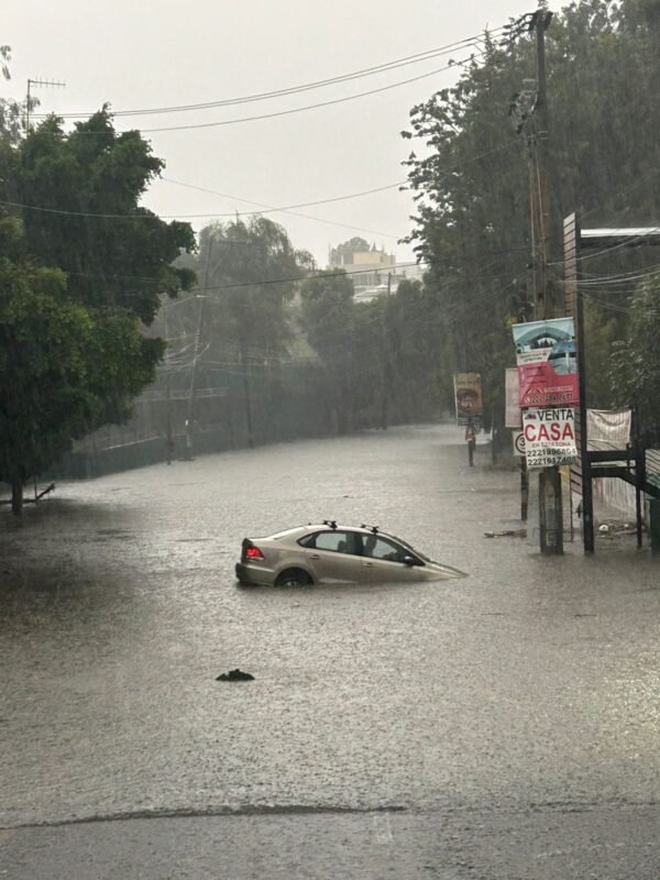 Inundaciones dejan autos varados