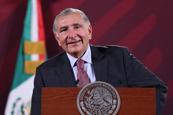 Adán López no es García Luna, sostiene Noroña