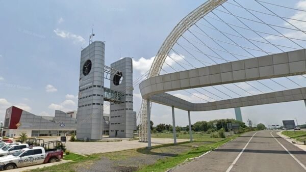 Abandonan arcos de seguridad