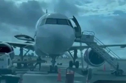 Muere pasajero por infarto dentro de avión en el Aeropuerto de Puebla