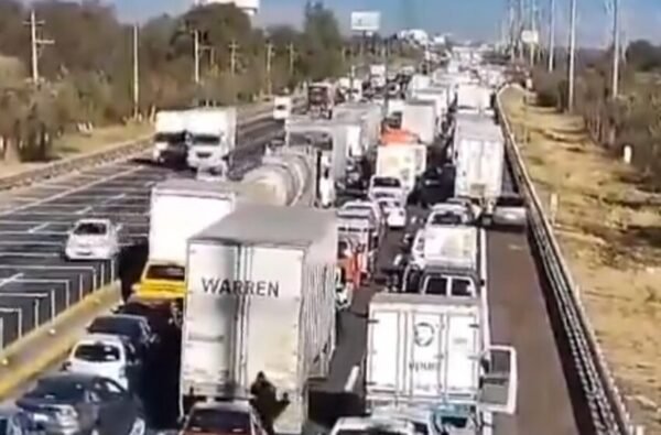 Bloquean autopista México-Puebla: Exigen frenar asaltos y violencia diaria