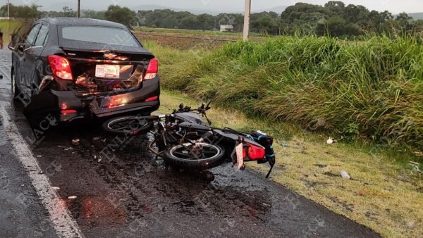 Motociclista impacta auto detenido