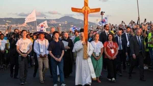 Millones de jóvenes rezan con el Papa
