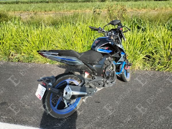 Pareja motociclista sufre accidente sobre la Izúcar-Atlixco