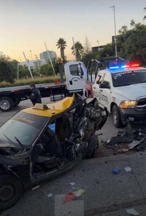 Un muerto y dos heridos durante aparatoso choque en Vía Atlixcayótl