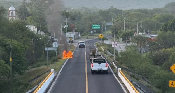 Falla mecánica provoca incendio vehicular en Tehuitzingo
