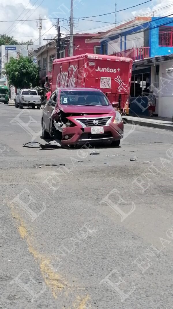 Choque vehicular en Izúcar deja solo daños materiales