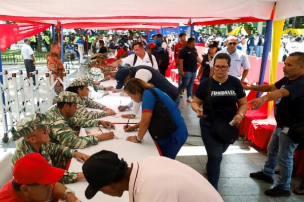Maduro moviliza milicia popular