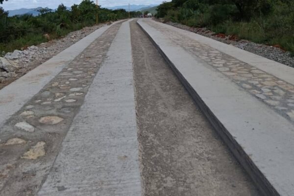 Construyen camino artesanal en Chila