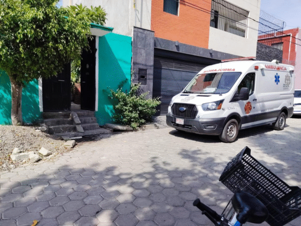 Mujer mayor sufrió golpe en la cabeza por caída de tubo