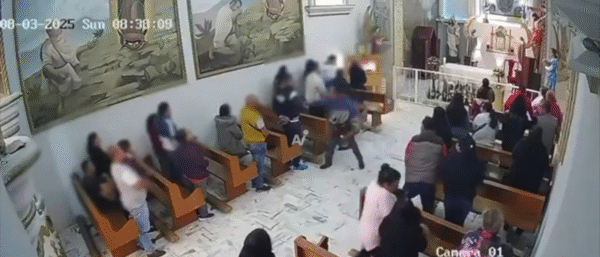 Fue apuñ4lado mientras oraba en iglesia de México