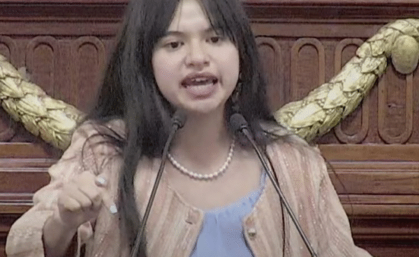 Joven galardonada reprende a diputados desde la tribuna