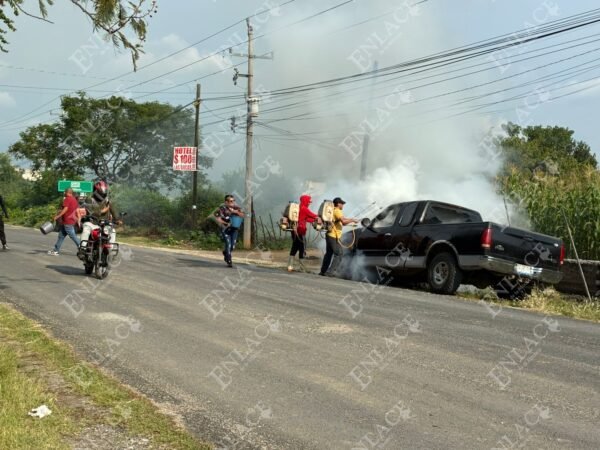 Camioneta se incendia en carretera a Epatlán