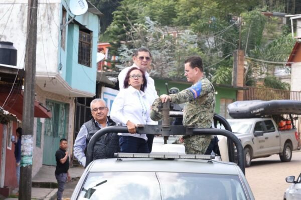 Gobernador Armenta supervisa limpieza y reconstrucción de viviendas afectadas en Huauchinango
