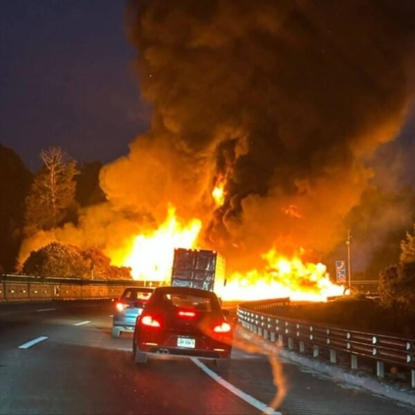 Explosión de pipa paraliza autopista