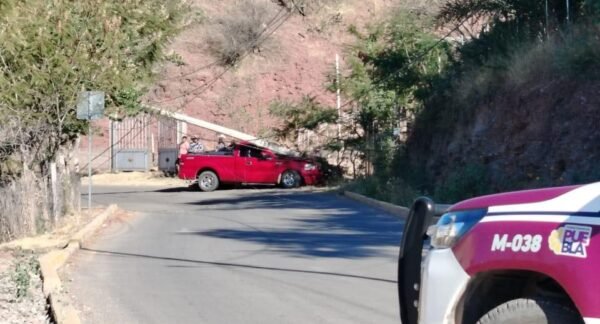Choque deja poste eléctrico sobre camioneta 