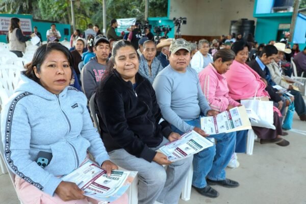Puebla de pie, gobernador Armenta supervisa entrega de apoyos en El Carrizal