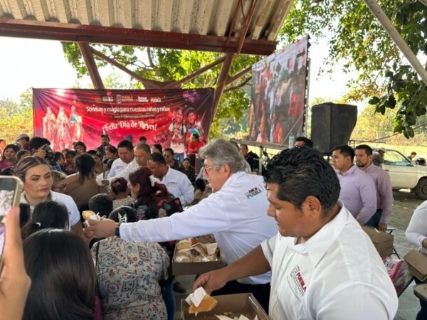 Gobierno del estado celebró el “Día de Reyes” con entrega de juguetes en Santa Cruz Coatla