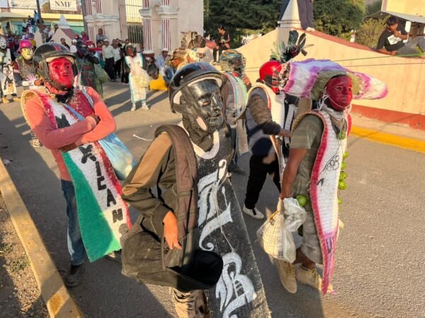 San Juan Huiluco revive ancestral guerra de zapotazos