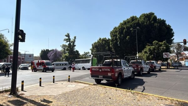 Choque entre unidad blindada de SSP y transporte en Blvd. 5 de Mayo