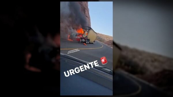 Incendio de tráiler bloquea carretera Izúcar–Acatlán