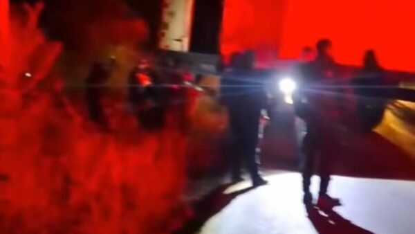 Vuelca tortón con peregrinos que iban a Tejaplpa