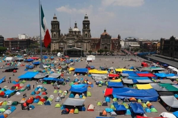 CNTE instala plantón y presiona con paro