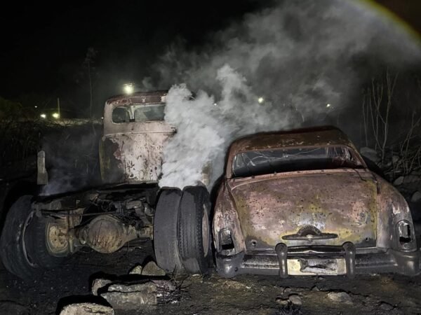 Incendio intencional consume autos y taller en Acatlán