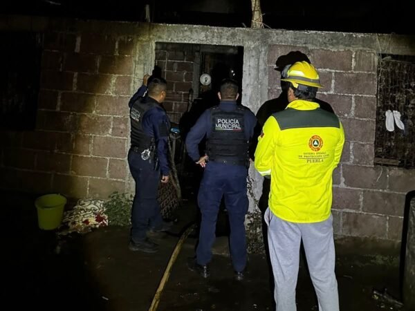 Dos menores fallecen y tres personas lesionadas tras incendio de vivienda en Huauchinango